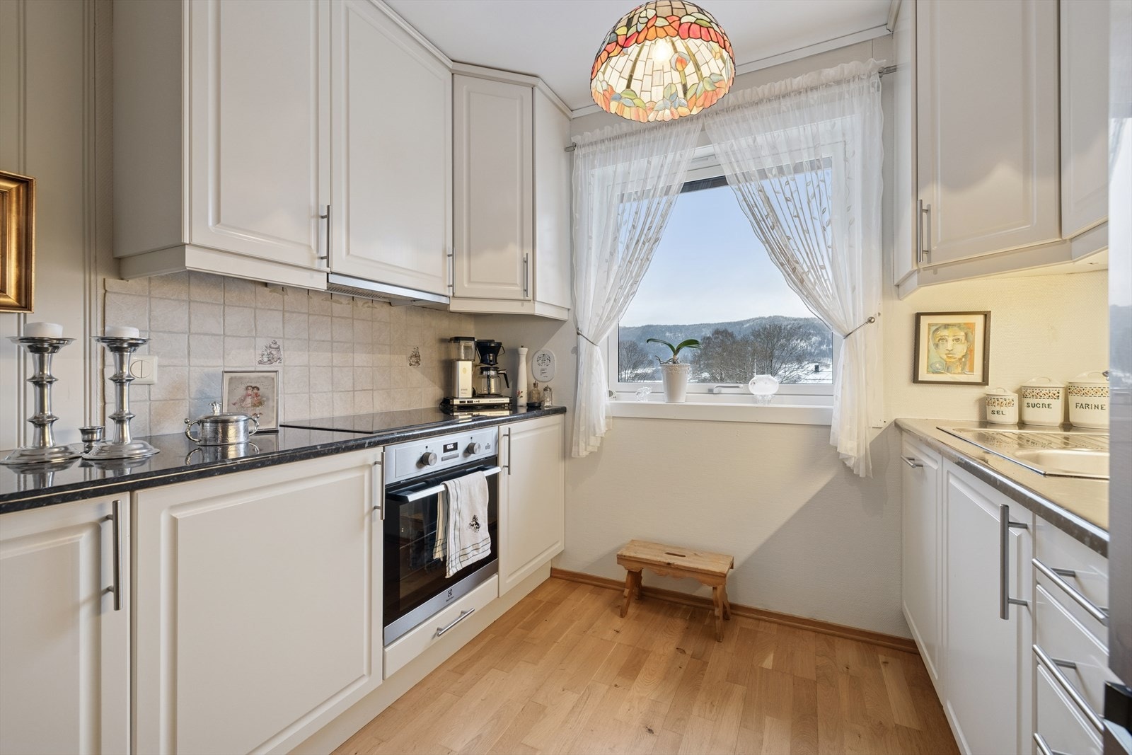 Kjøkkenet er utstyrt med oppvaskmaskin, stekeovn, platetopp og kjøl/fryseskap. Galleribilde