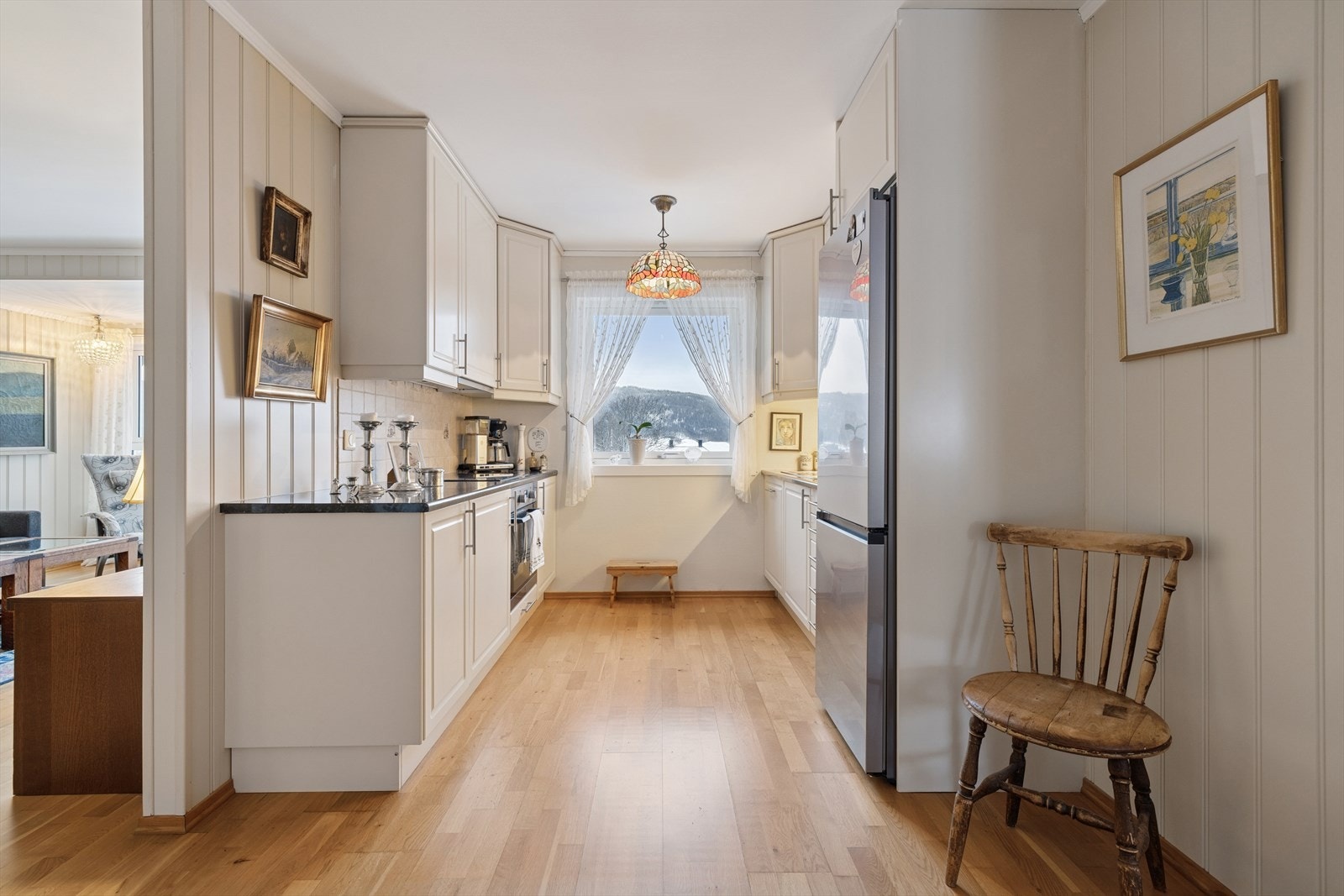 Rommet har en praktisk og gjennomgående planløsning med stort vindu som gir svært godt lysinnslipp. Galleribilde