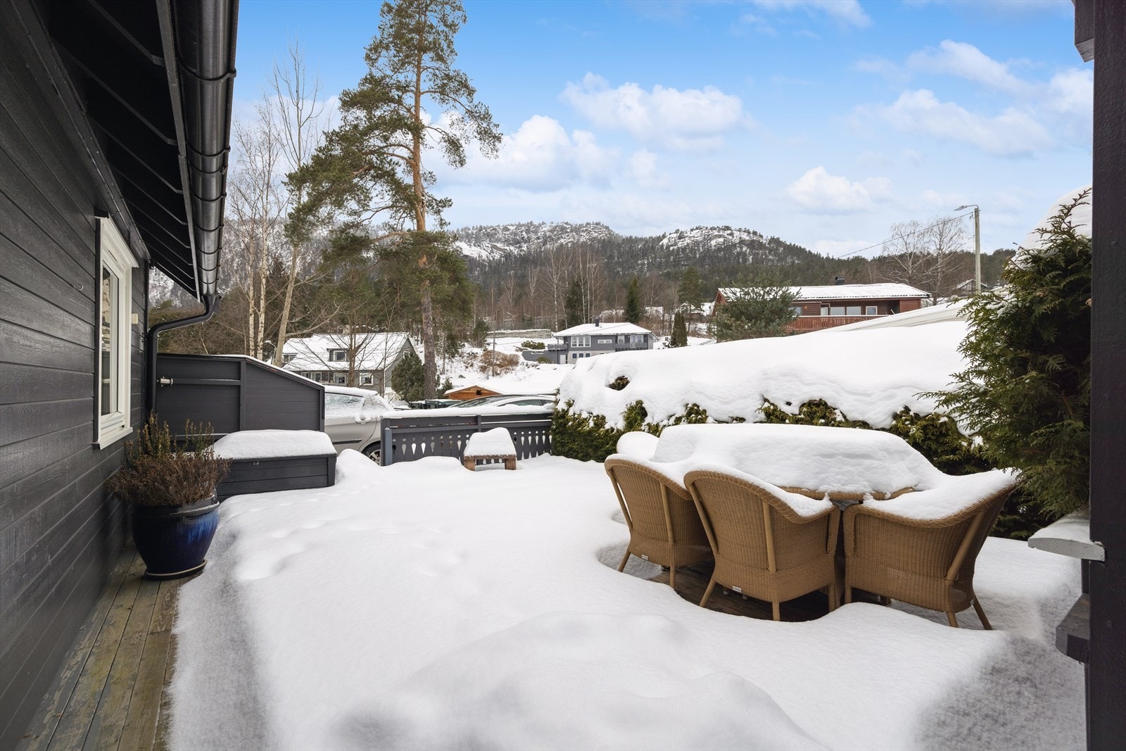 Foran leiligheten er det en romslig terrasseplatting på ca. 30 m², som gir en fin uteplass og et naturlig inngangsparti til boligen. Galleribilde