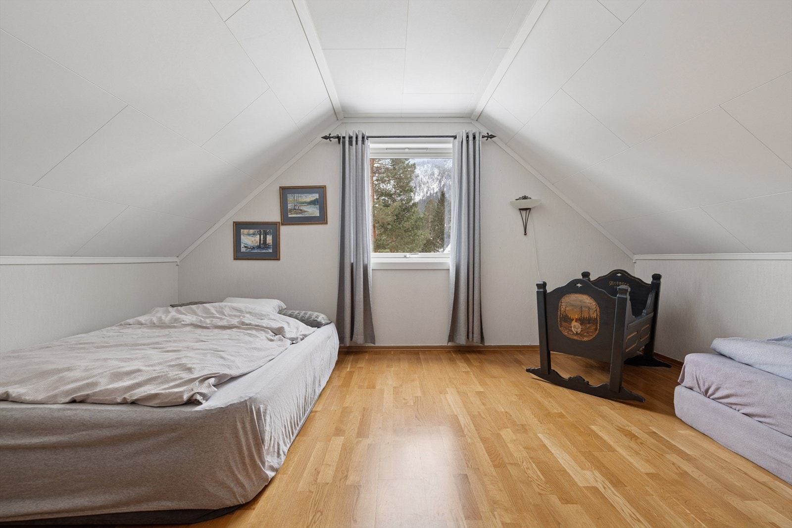 Soverom 2 - Rommets størrelse gir gode muligheter for møblering med både seng og øvrig innredning. Galleribilde