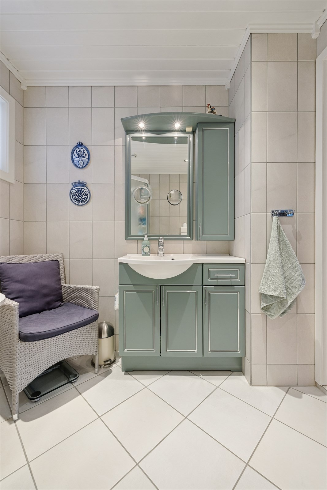 Rommet er innredet med servantskap med nedfelt servant, speil med overlys, veggmontert toalett og dusjkabinett. Galleribilde