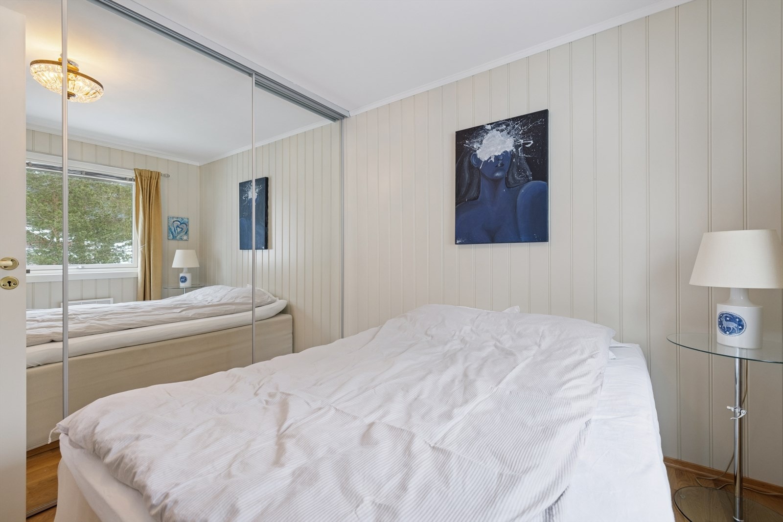 Rommet har store speilfronter på skyvedørgarderobeskap, noe som bidrar til både romfølelse og gode oppbevaringsmuligheter. Galleribilde