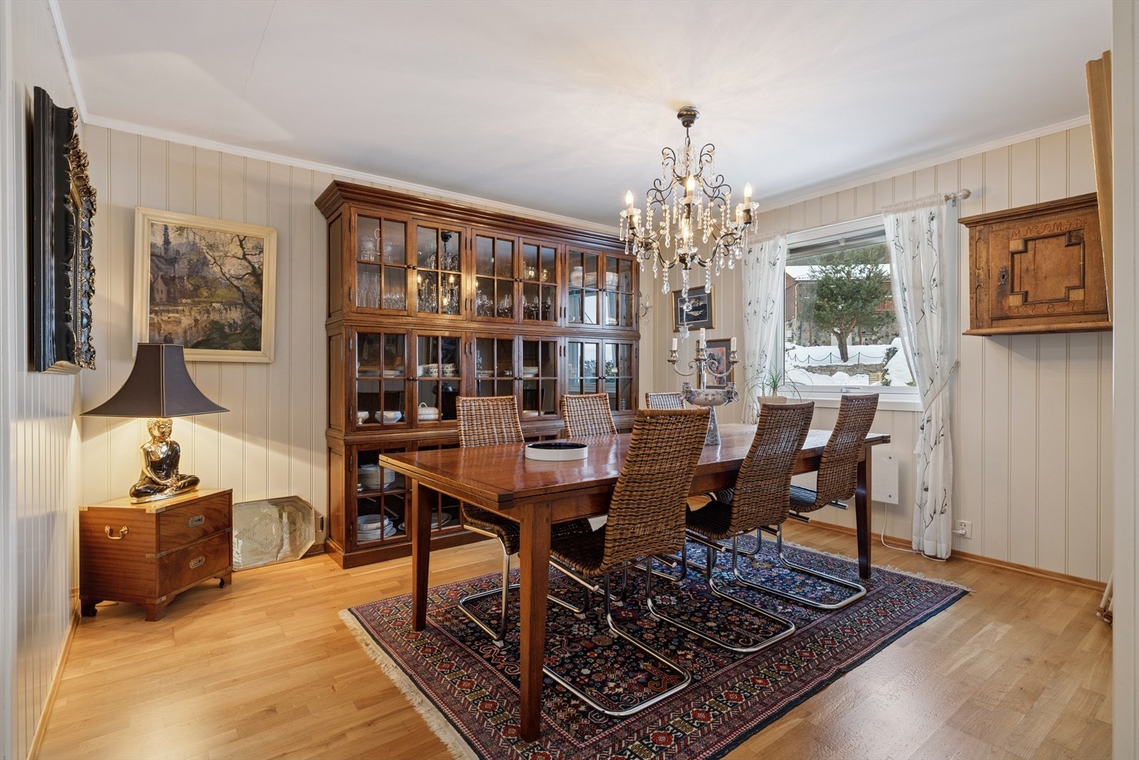 Innbydende spisestue med plass til både hverdag og selskap. Galleribilde