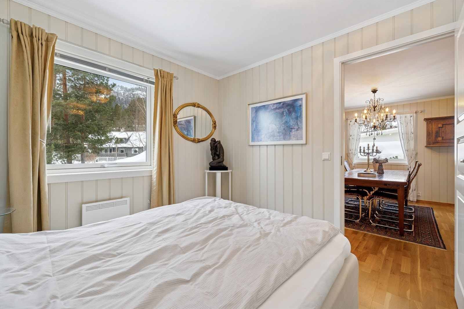 Vindu gir naturlig lys og en rolig følelse - Overflater fremstår velholdte med lyse veggpaneler. Galleribilde