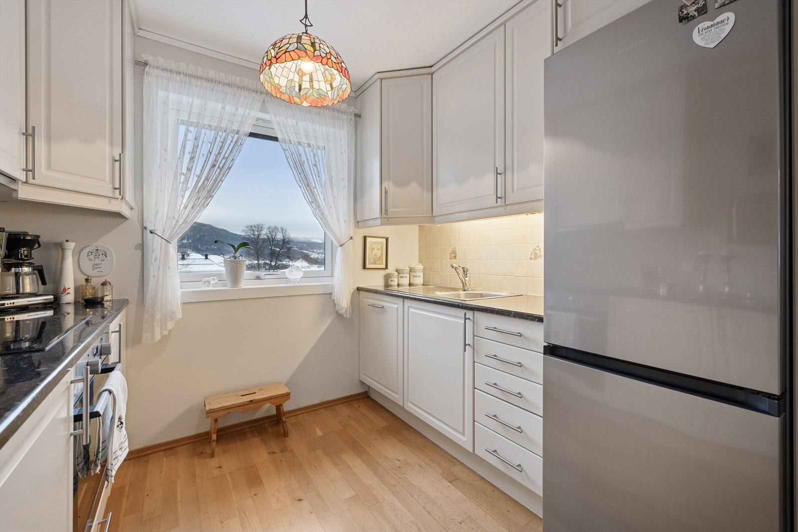 Kjøkkenet fremstår ellers som funksjonelt og velholdt, og den åpne løsningen mot stuen gir en sosial og god romfølelse. Galleribilde