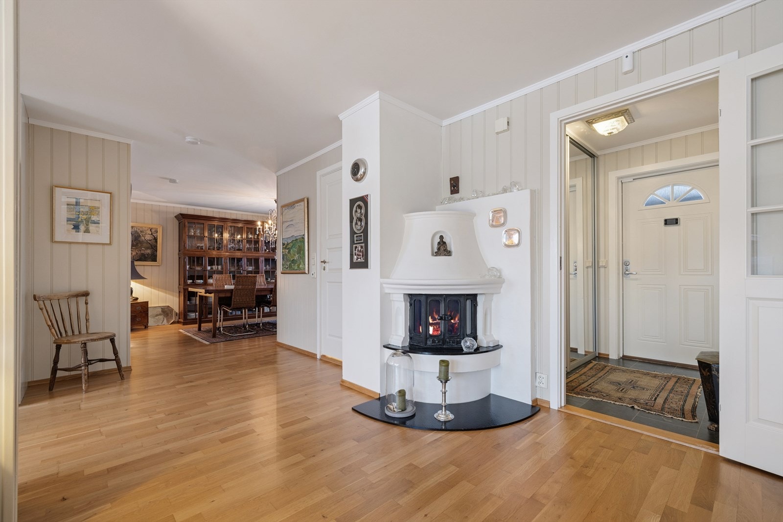 Åpen og gjennomgående planløsning med gode soner mellom entré og oppholdsrom. Galleribilde