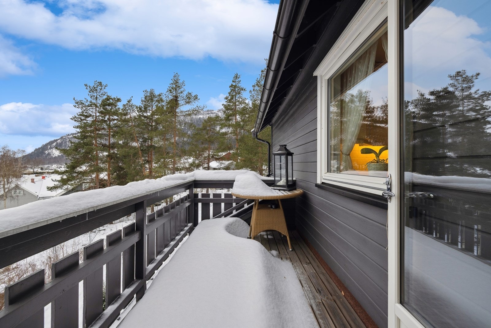 Fra stuen er det utgang til en solrik terrasse på ca. 6 m². Galleribilde