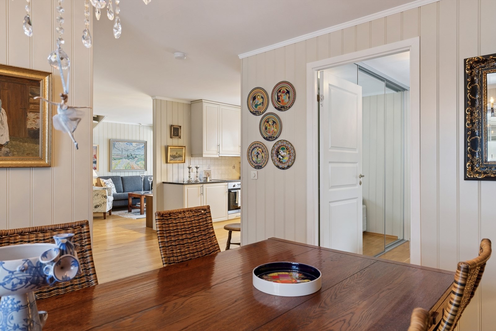 Praktisk adkomst til soverommet fra spisestuen. Galleribilde