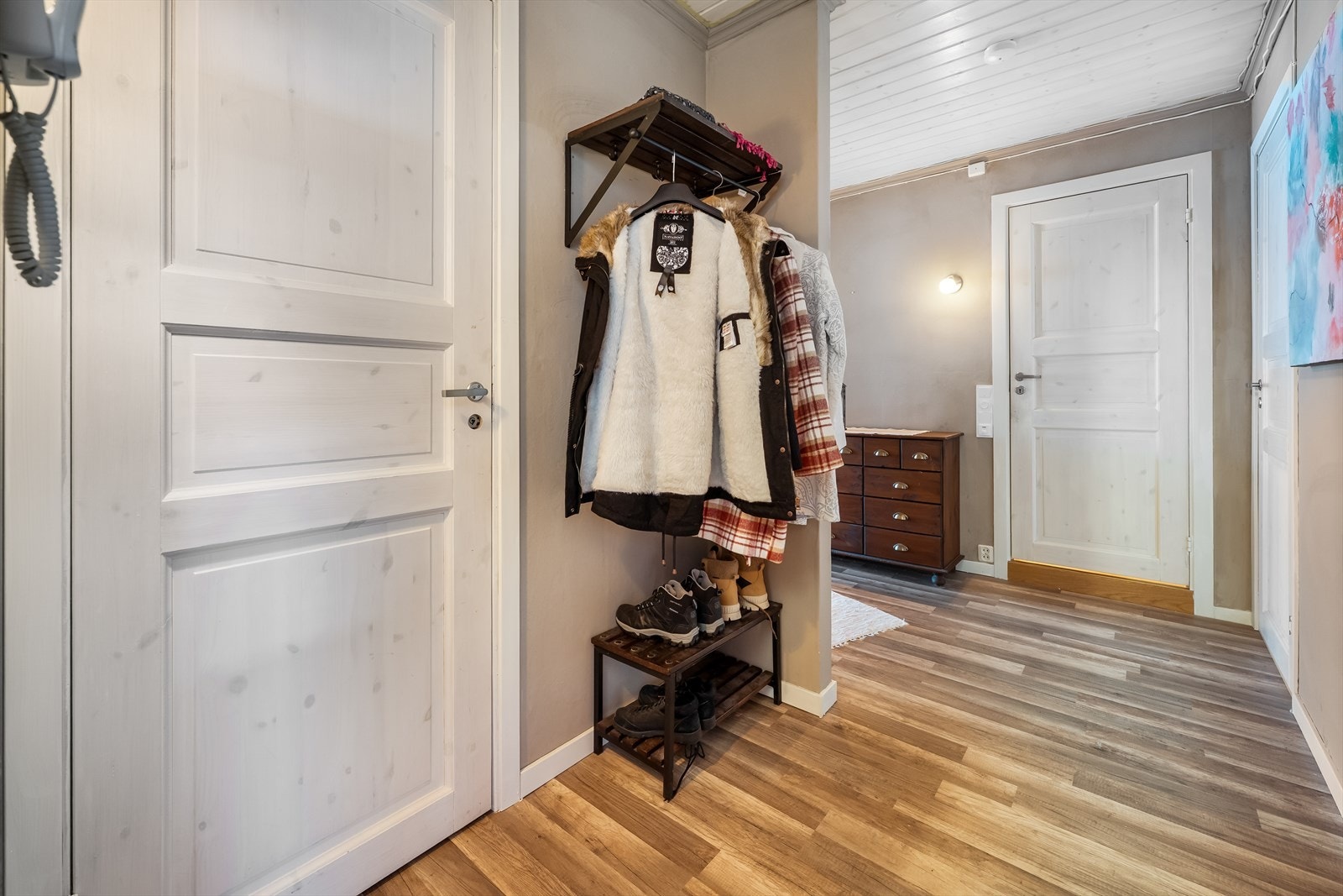 Praktisk oppbevaringsløsning med knagger og skohylle gir enkel organisering i gangen. Galleribilde