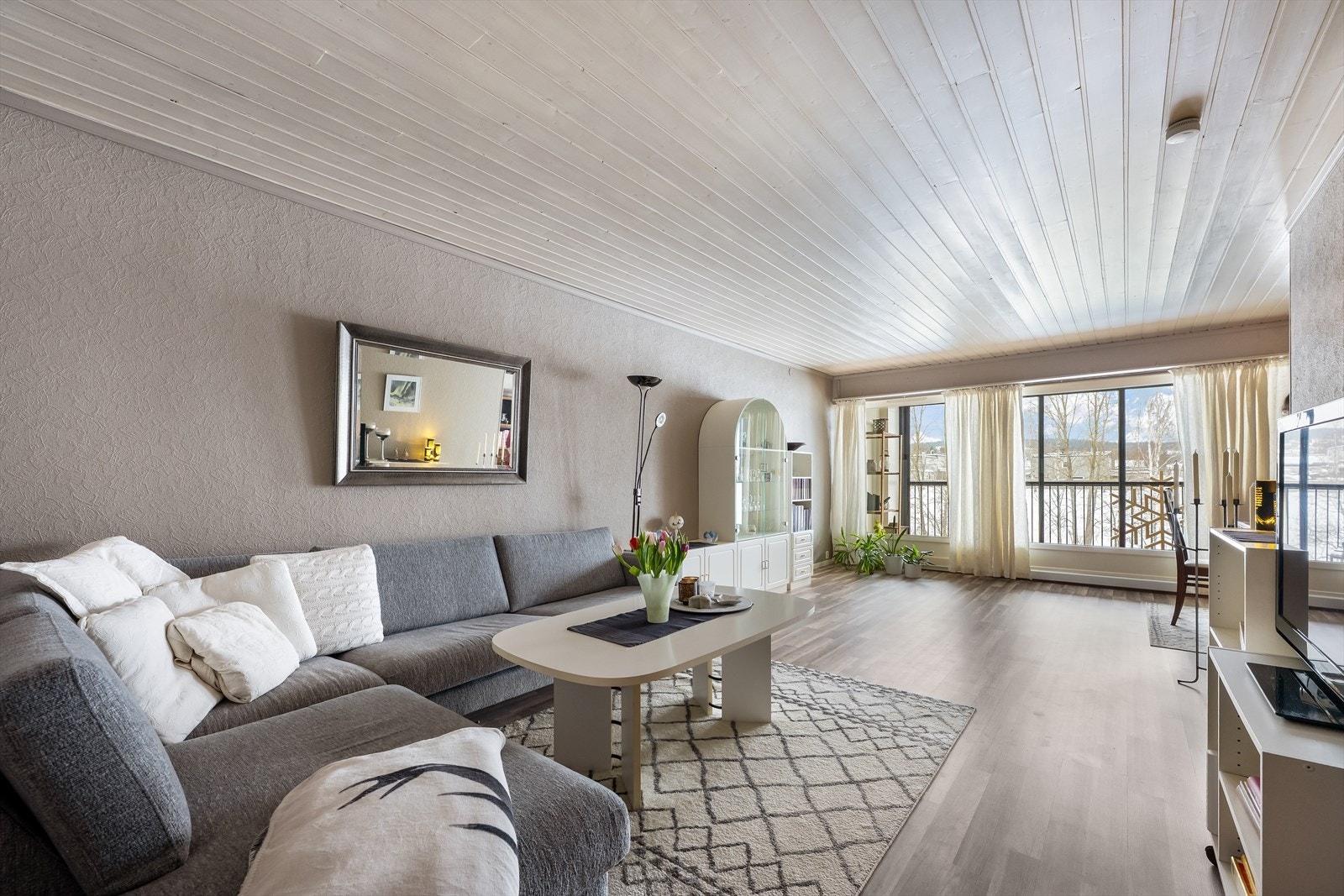 Store vindusflater gir godt lysinnslipp og utsyn mot innglasset balkong. Galleribilde