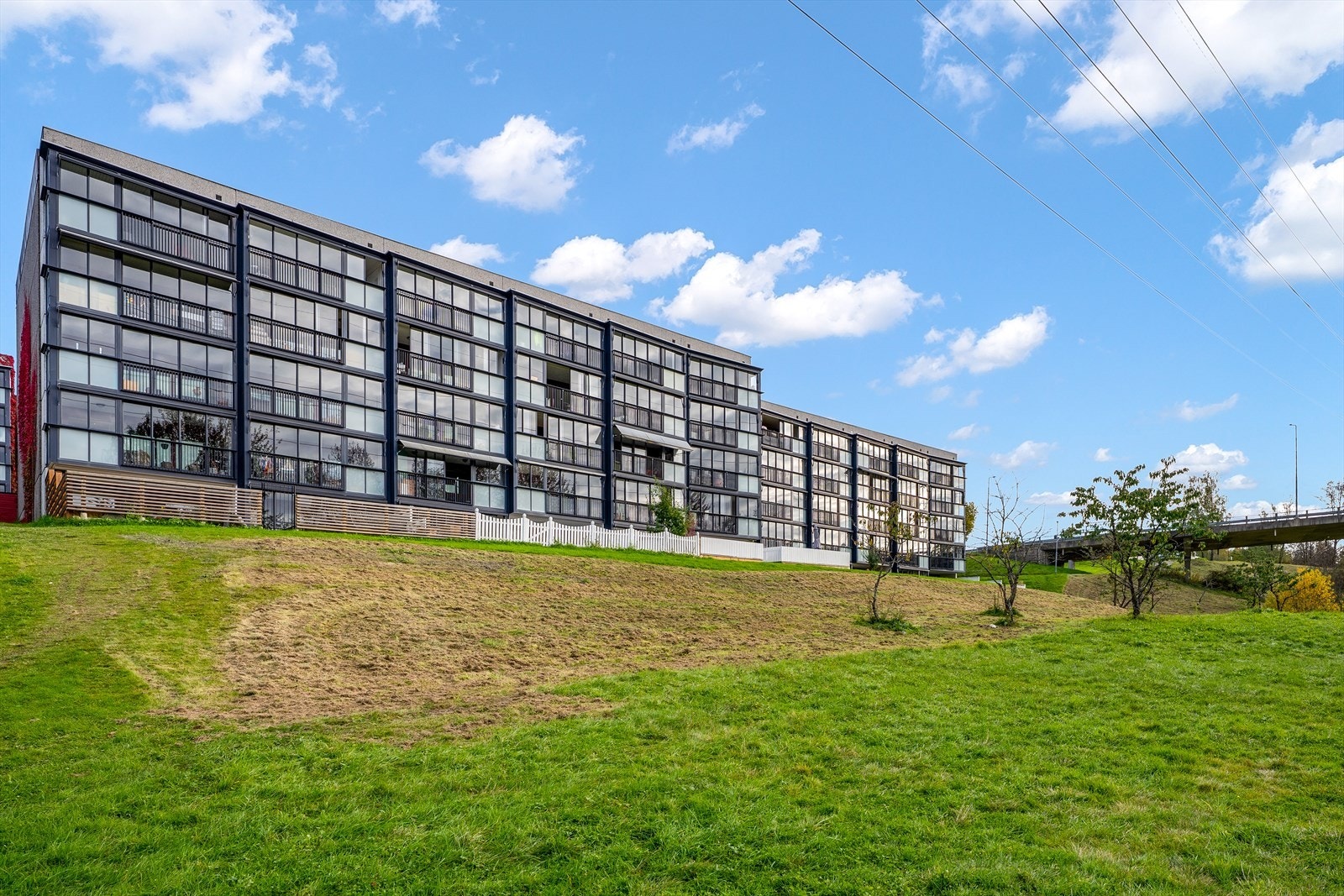 Borettslaget har flotte grøntområder og her bor man sentralt og barnevennlig til. Galleribilde