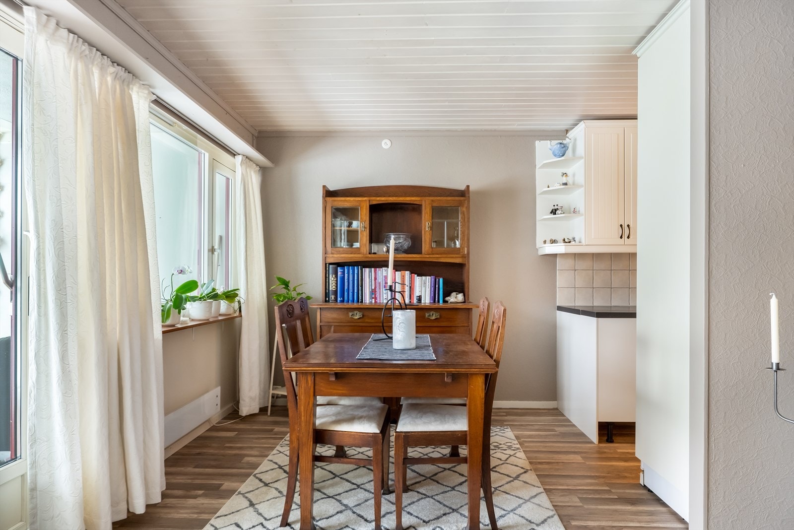 Spiseplass ved vinduet gir en lys og praktisk løsning. Galleribilde