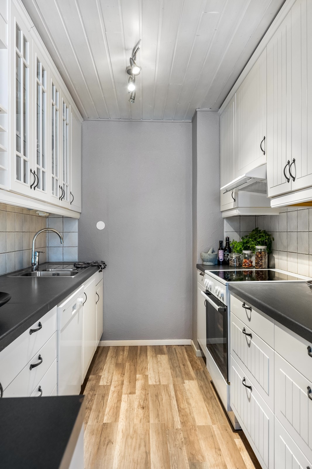 Kjøkkenet er utstyrt med kullfilterventilator og elektrisk komfyr. Galleribilde