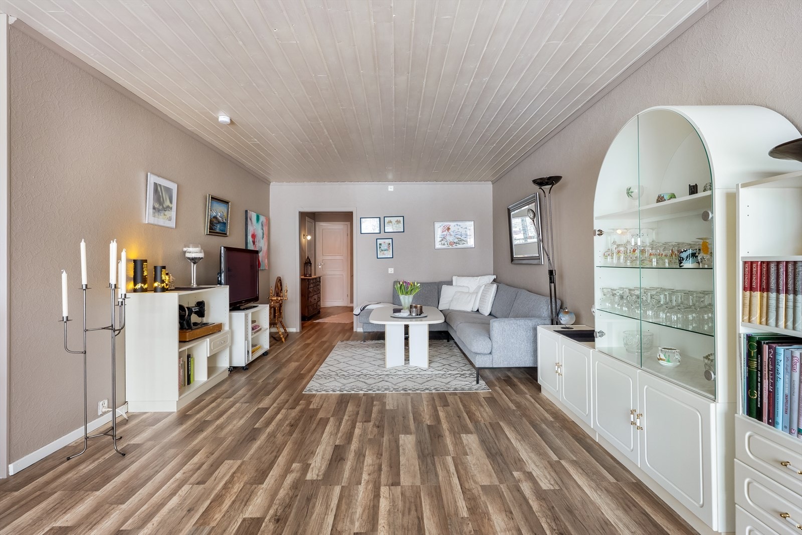 Stuen er romslig med plass til sofagruppe og spisegruppe. Galleribilde