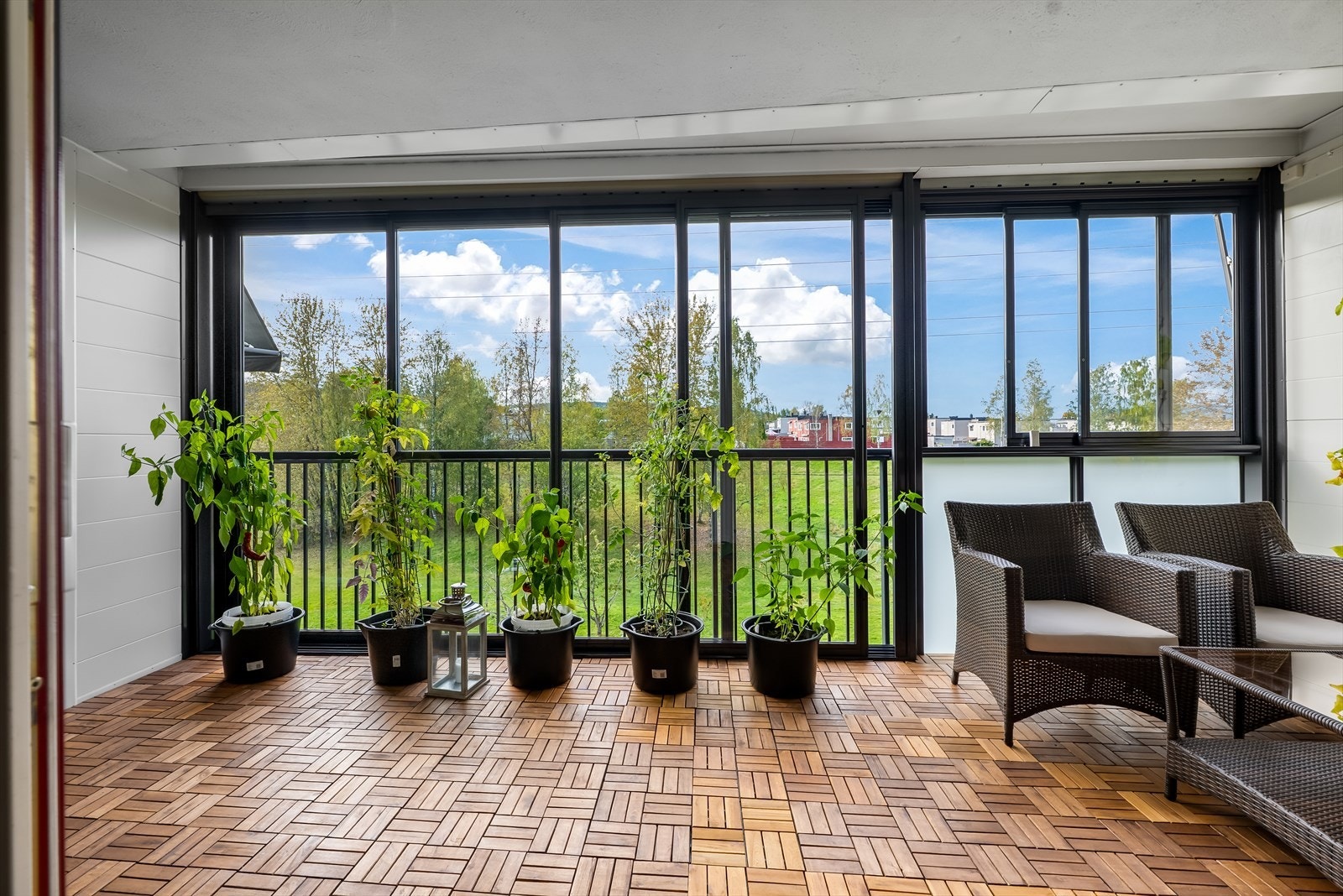 Innglasset balkong på ca. 14,5 kvm med gode møbleringsmuligheter og fint utsyn ut over nærområdet. Galleribilde