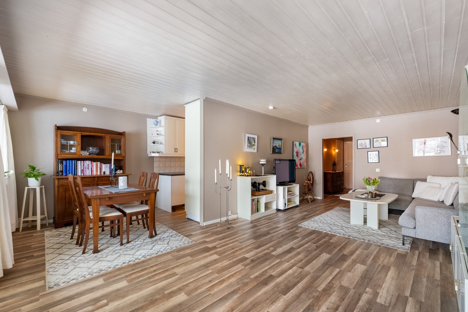 Delvis åpen planløsning skaper en romslig følelse mellom stue og kjøkken. Galleribilde