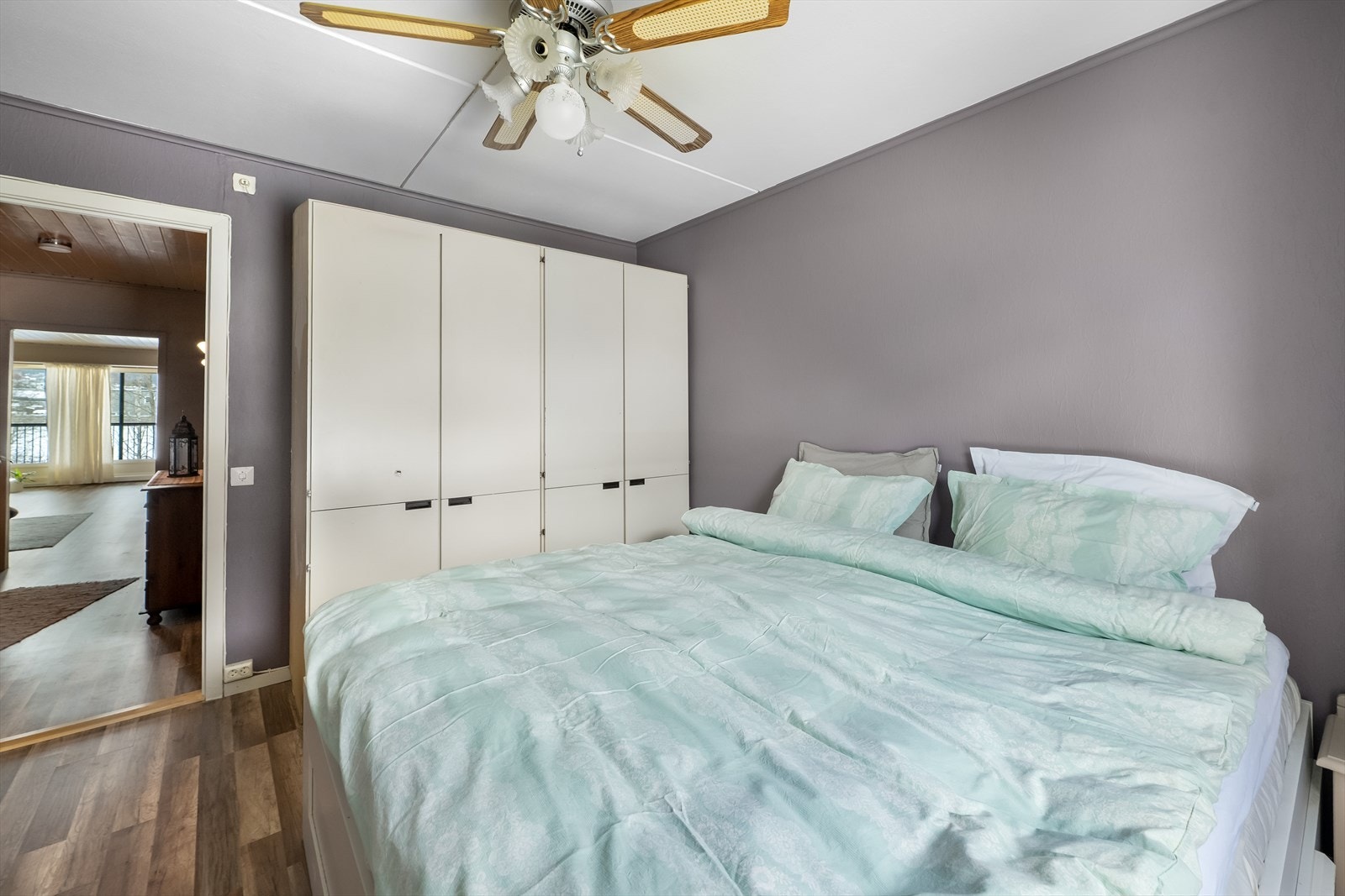 Det er god plass til garderobeskap, seng og annet ønskelig møblement. Galleribilde