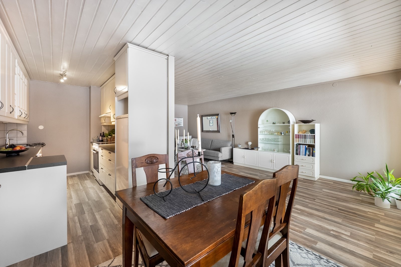 Det er god plass til og invitere familie og venner til hyggelige lag rundt spisebordet. Galleribilde