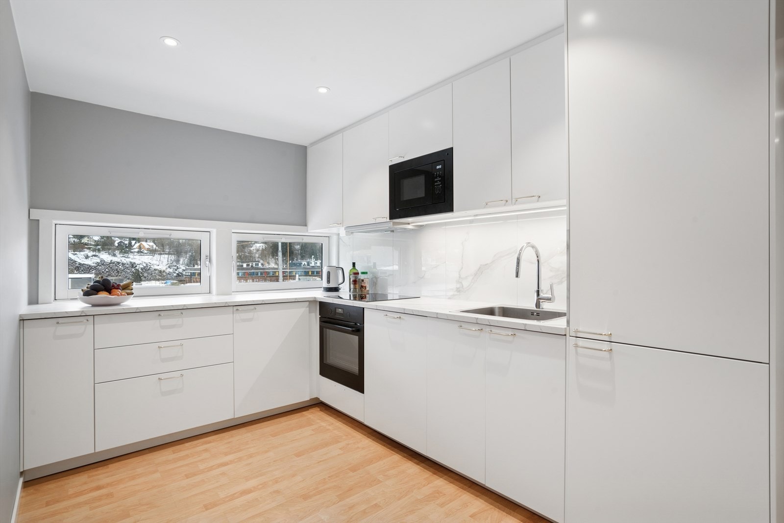 Kjøkkenet er utstyrt med platetopp, stekeovn, mikro, oppvaskmaskin og kjøl-/fryseskap. Galleribilde