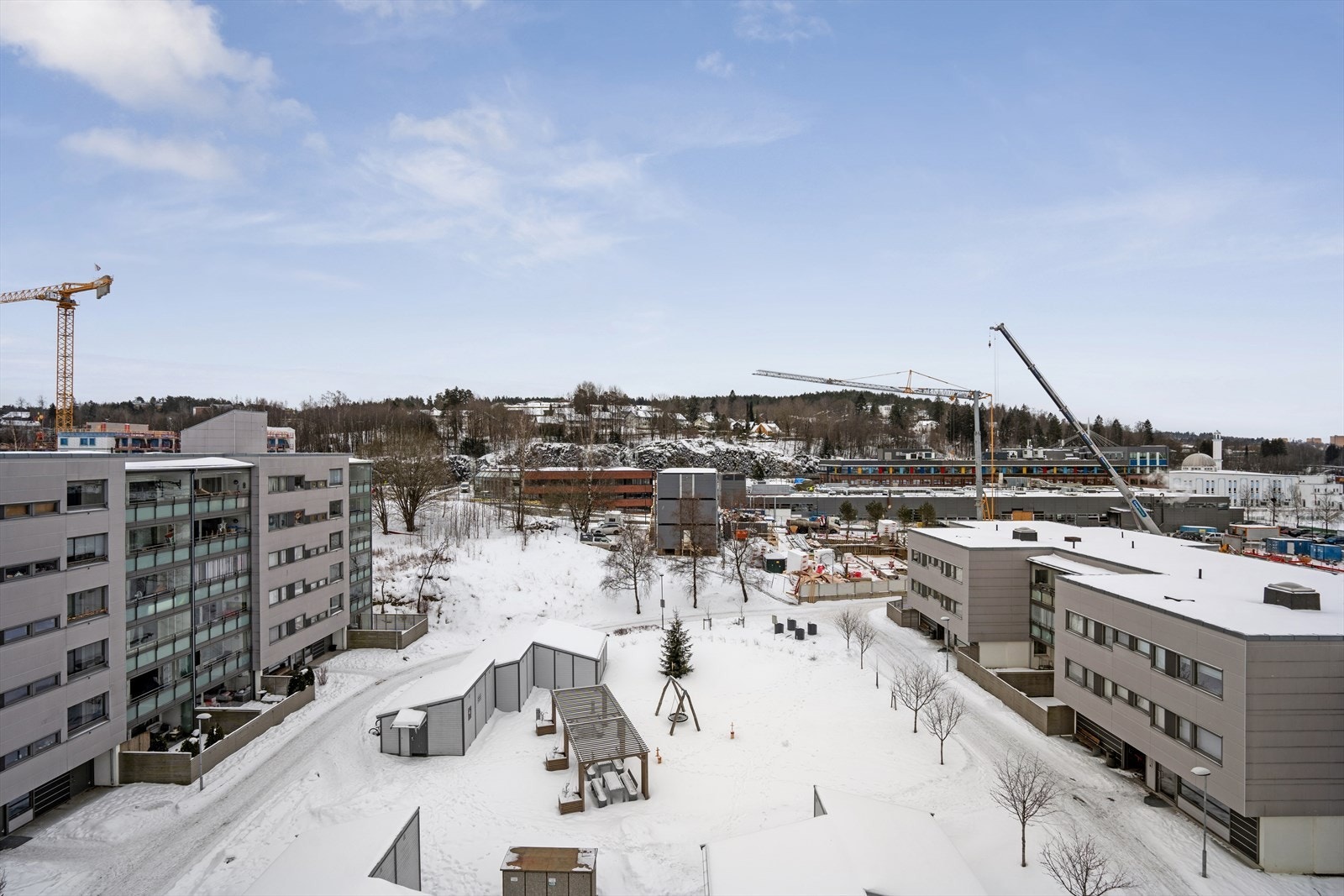 Her bor du barnevennlig og med kort vei til barnehager, skoler, lekeplass og offentlig transport Galleribilde