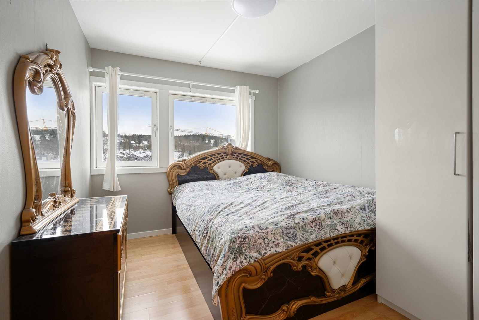 Leiligheten inneholder 2 soverom. Her hovedsoverommet. Galleribilde