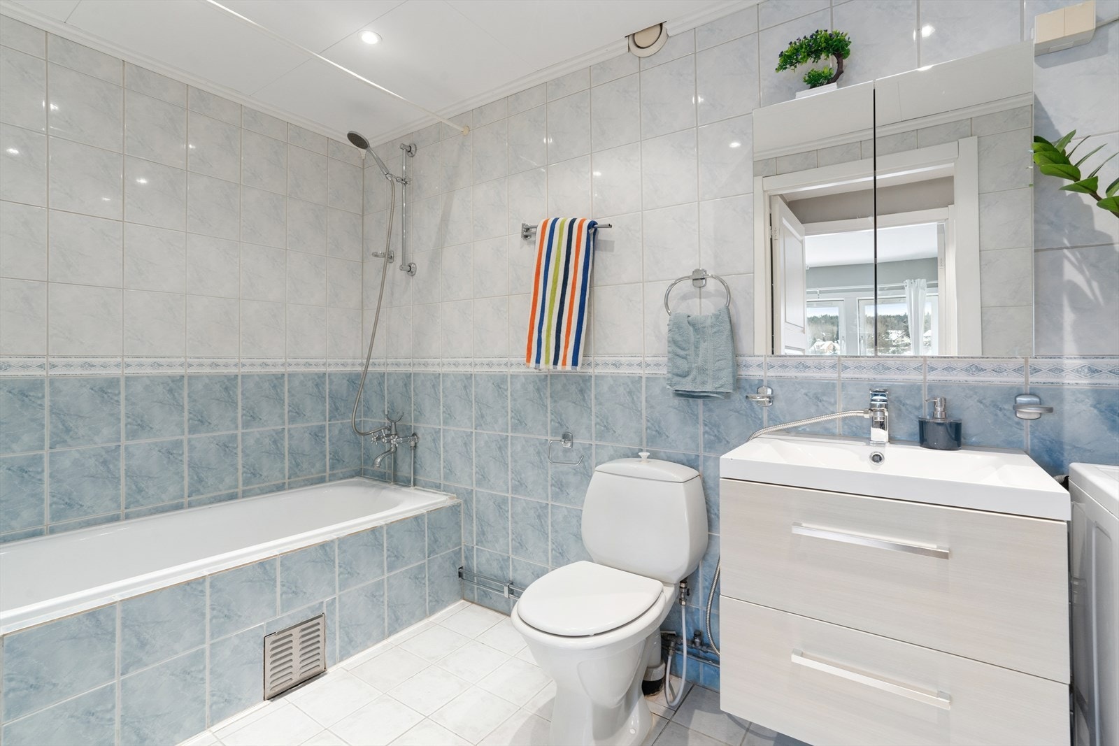 Badet har flislagte overflater på både gulv og vegger. Galleribilde