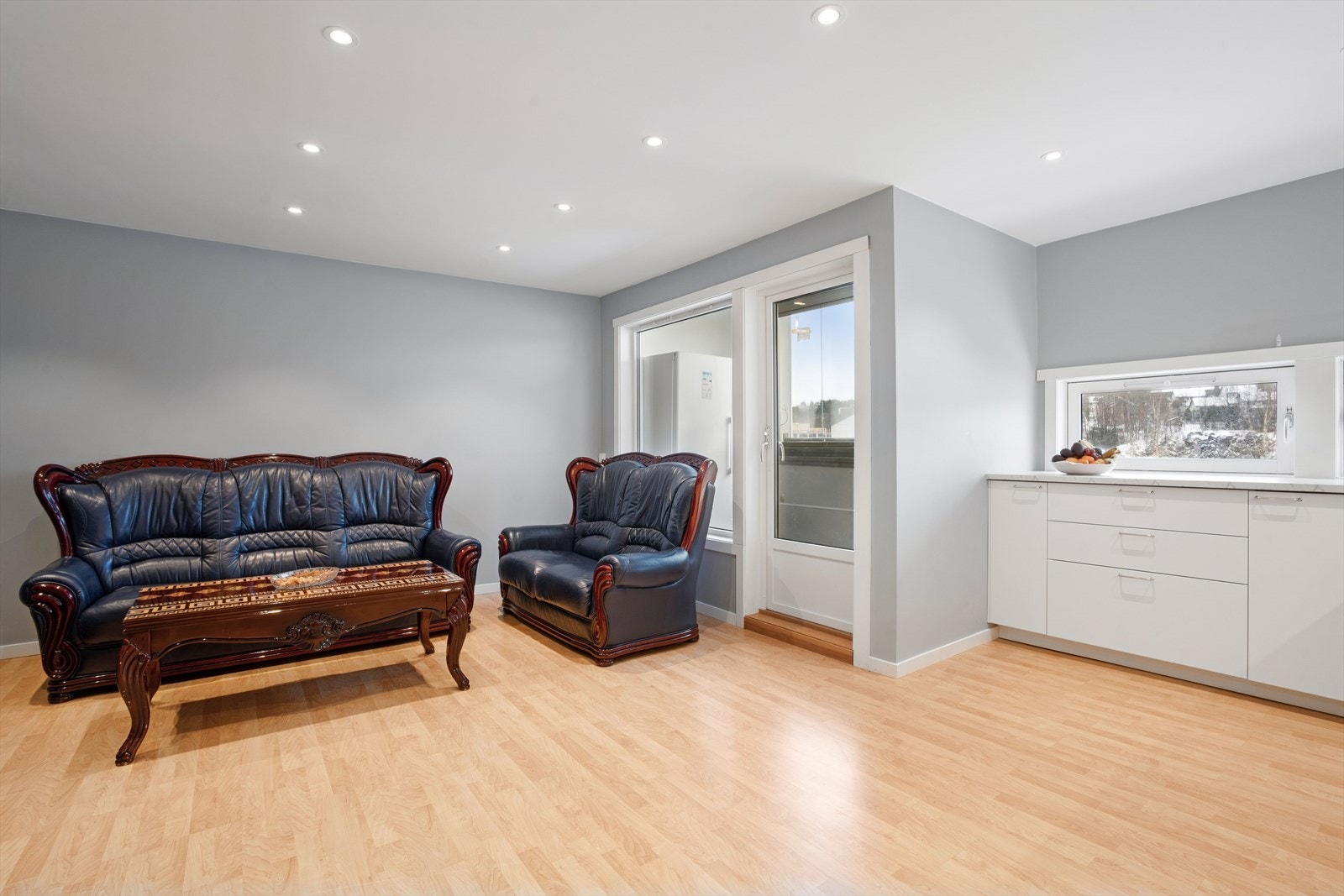 Store vindusflater og lyse veggflater sørger skaper en åpen og luftig atmosfære. Galleribilde