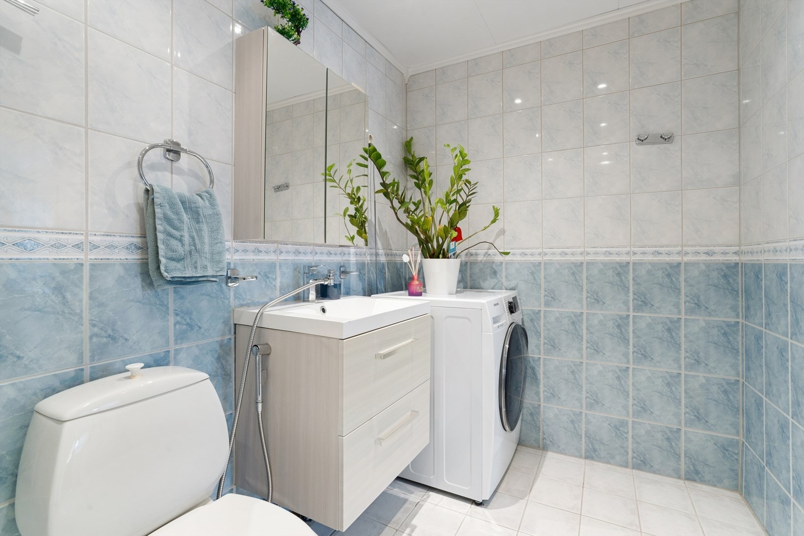 Baderommet har eldre overflater og innredning, og det må påregnes behov for oppgradering. Se mer under punkt Om borettslaget. Galleribilde