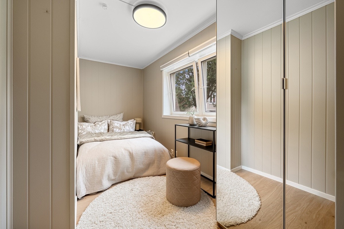 Dette er Neptun. Soverommene er av god størrelse med plass til det man trenger. Seng, nye garderobeskap med speilfronter, panelovn og solskjerming medfølger. Galleribilde