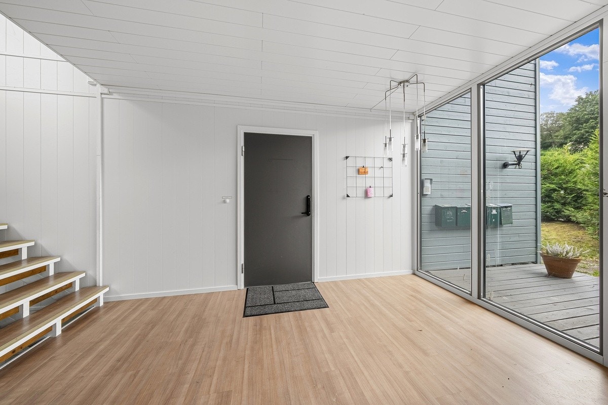 Velkommen inn! Romslig entré med god plass. 100% nøkkelfritt med kodelås på både ytterdør og leilighetsdør. Galleribilde