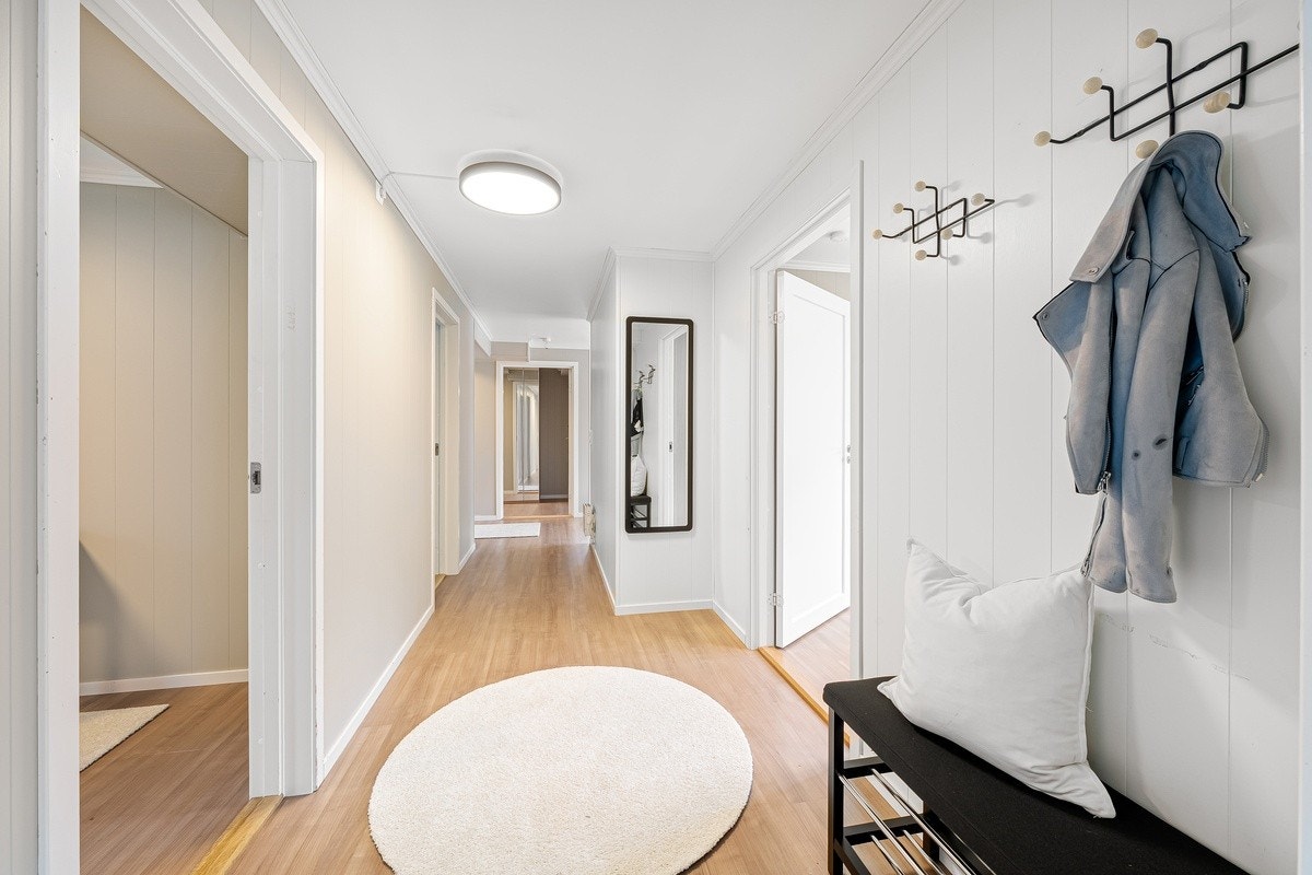 Velkommen inn! Romslig entré med god plass for å oppbevare ytterklær og sko. Oppheng for yttertøy og skohyller følger leiligheten. Galleribilde