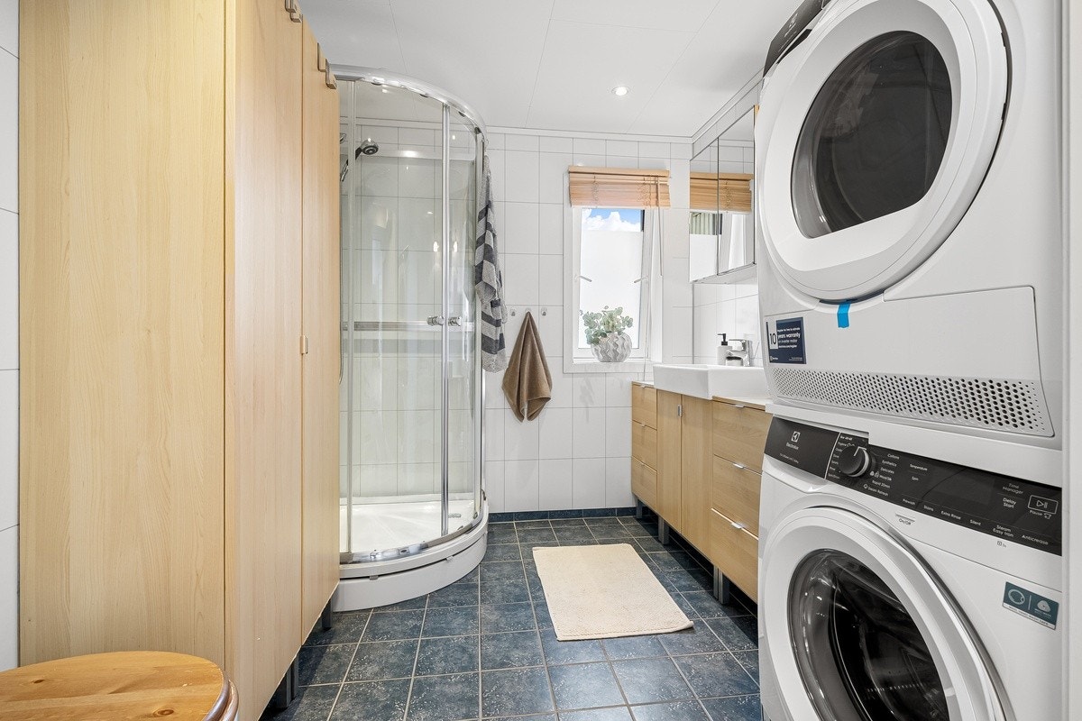 Lyst og moderne baderom med høy standard. Flis, varme i gulv, praktisk dusjkabinett. Vaskemaskin og tørketrommel medfølger. Galleribilde