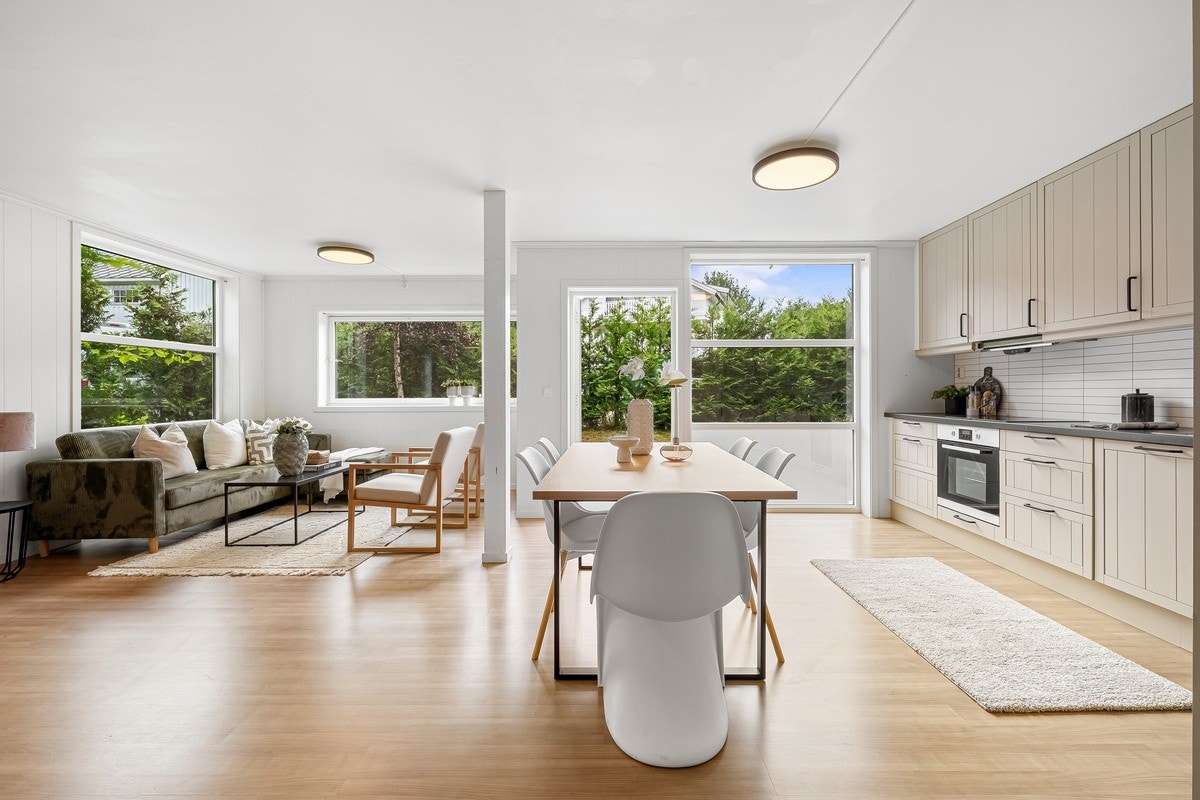 Leiligheten byr på store fellesarealer og høy standard. Utgang til privat markterrasse med gode solforhold. Galleribilde