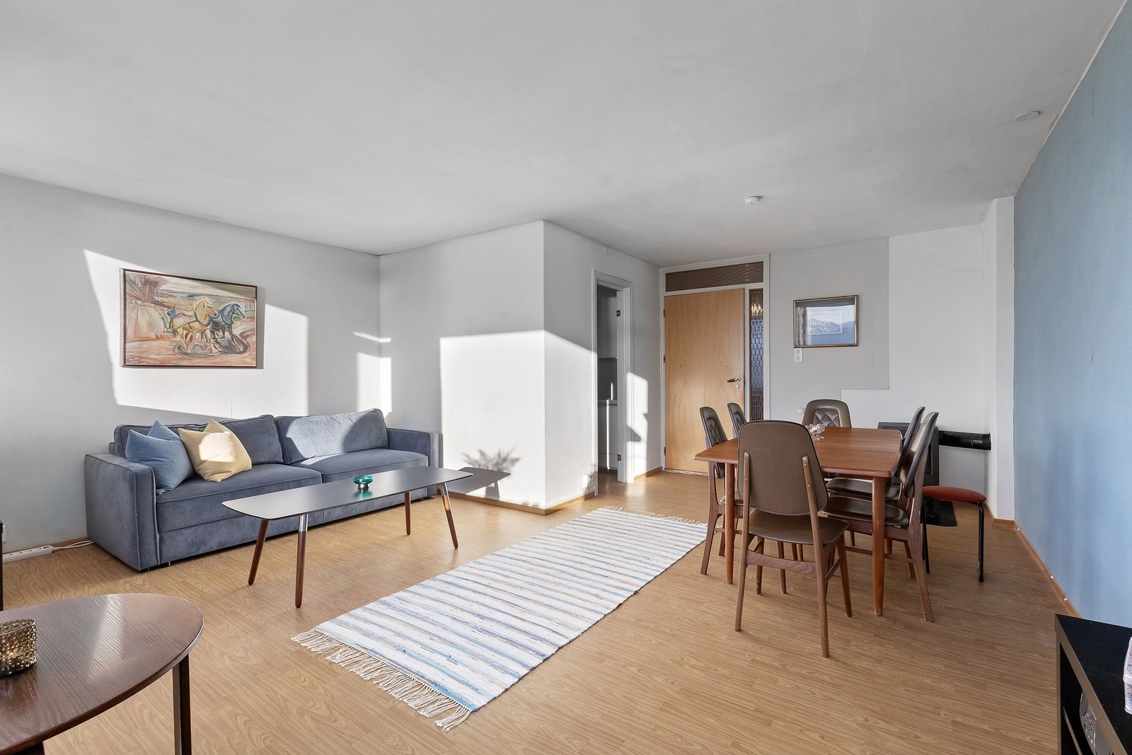 Lys stue med adskilt kjøkken Galleribilde