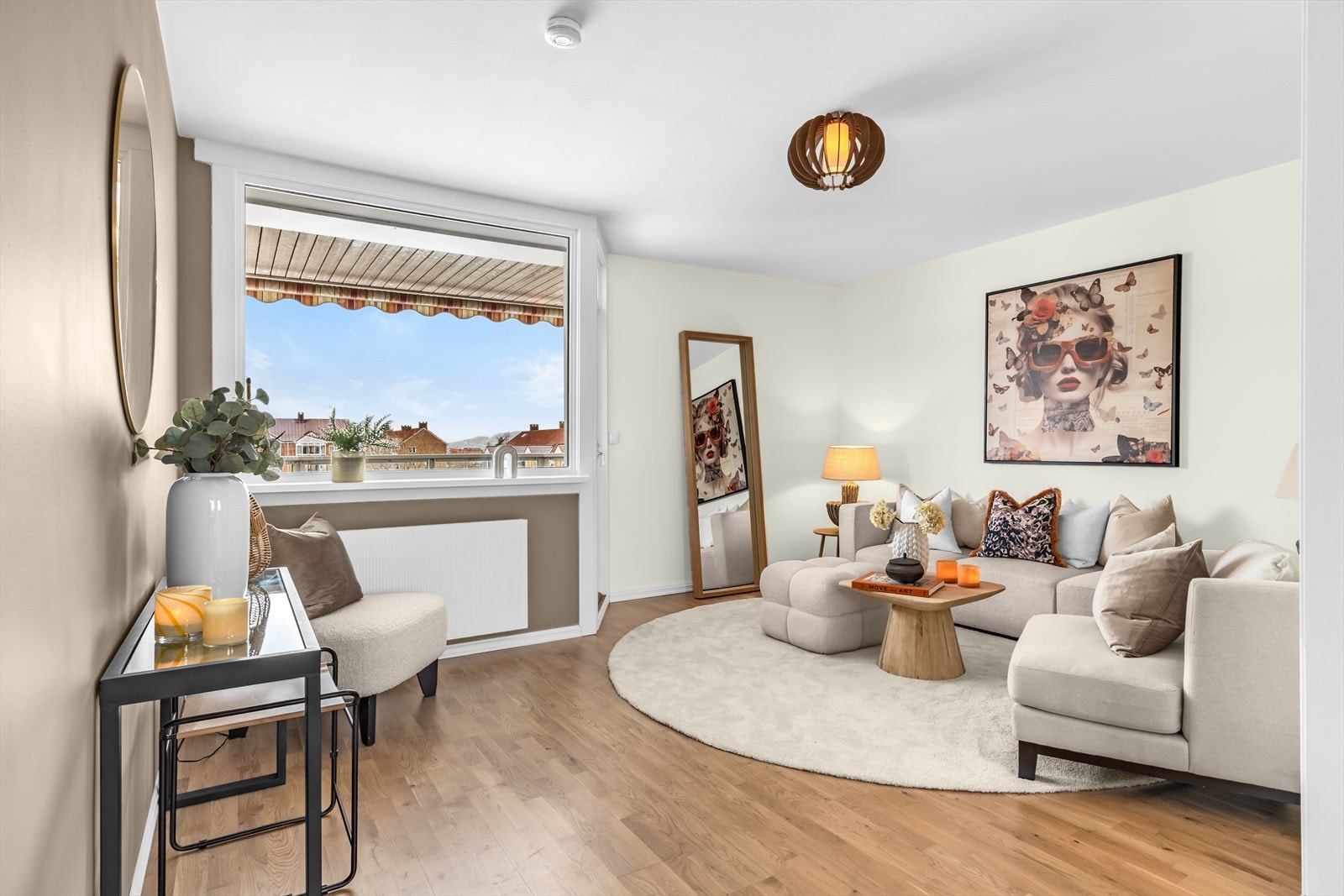 Store vindusflater og en takhøyde på ca. 2,52 meter gir rommet en lys og luftig romfølelse. Galleribilde