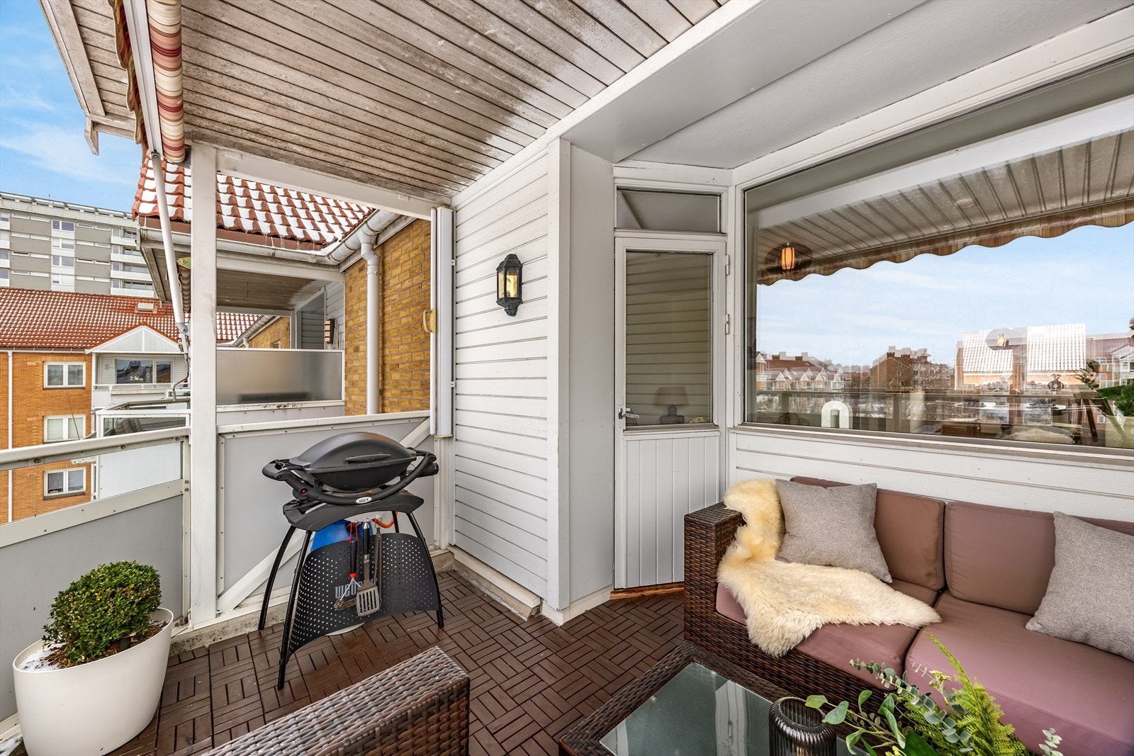 Den usjenerte beliggenheten i øverste etasje sørger for gode solforhold mellom 15.30 til solnedgang på sommertid. Galleribilde