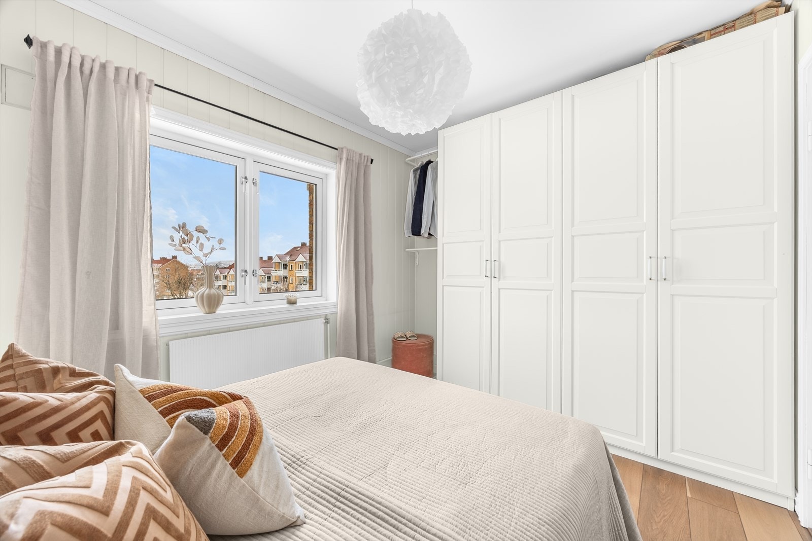 Soverom I er innredet med et pent og romslig garderobeskap. Galleribilde