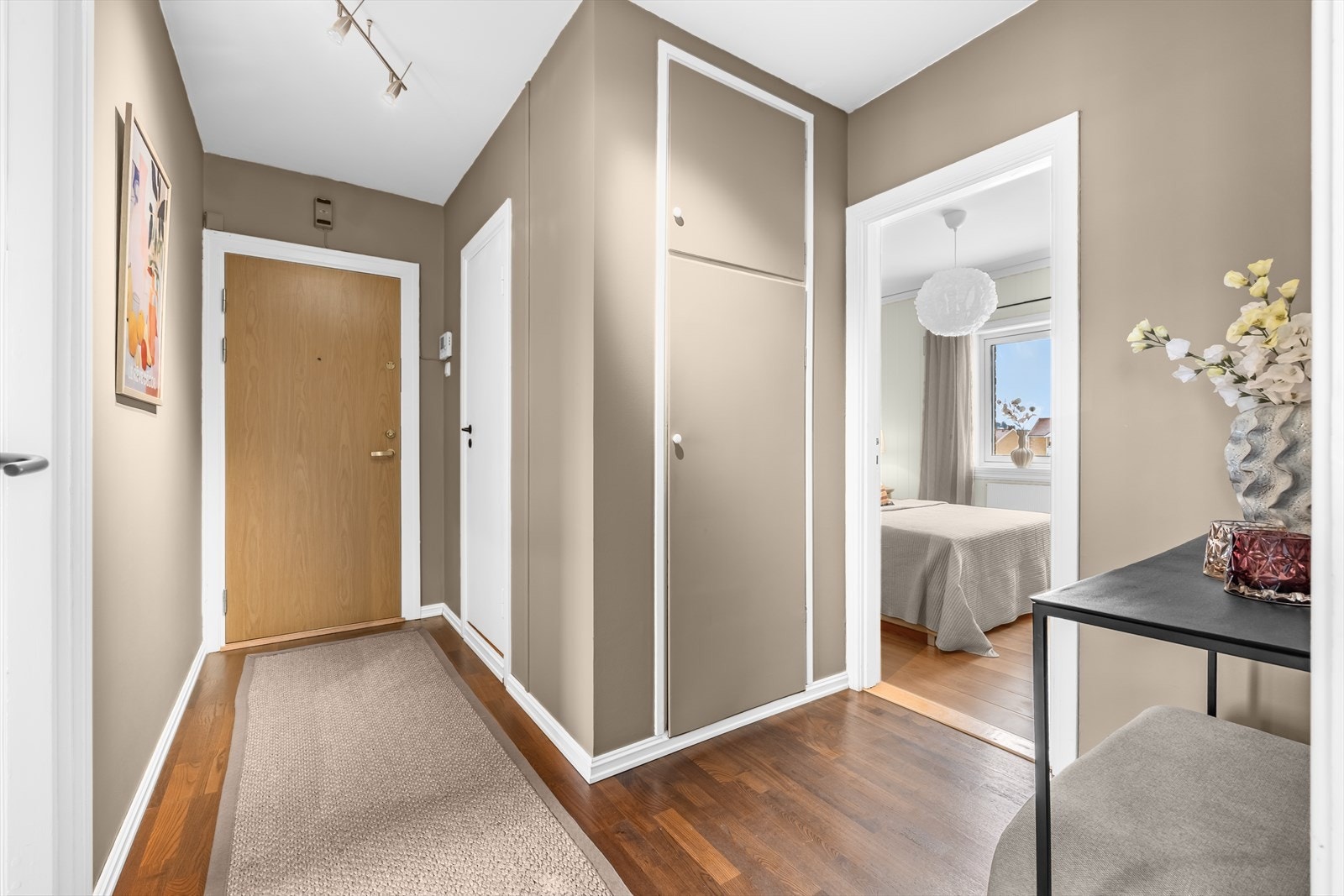 Gjennomgående slette, malte overflater gir et helhetlig pent uttrykk. Galleribilde