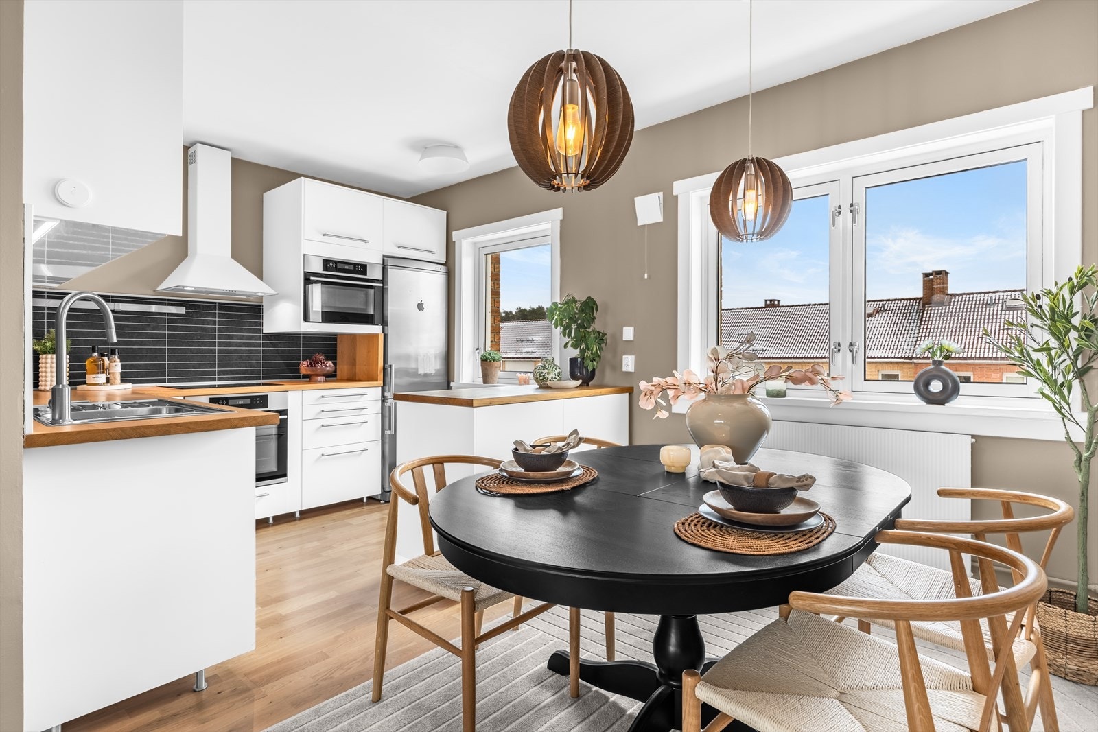 Kjøkkenet ble modernisert i 2016 og har en åpen og sosial løsning mot spiseplassen. Galleribilde