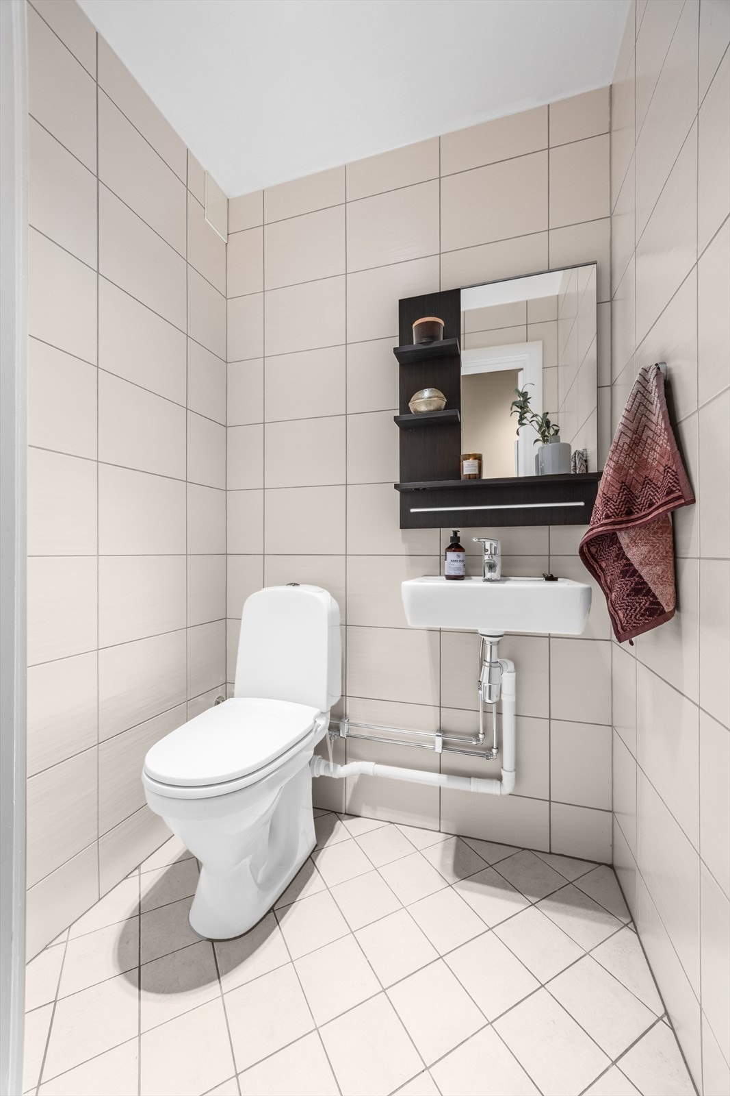 Leiligheten har et separat og praktisk toalettrom, også med varmekabler i gulvet. Galleribilde