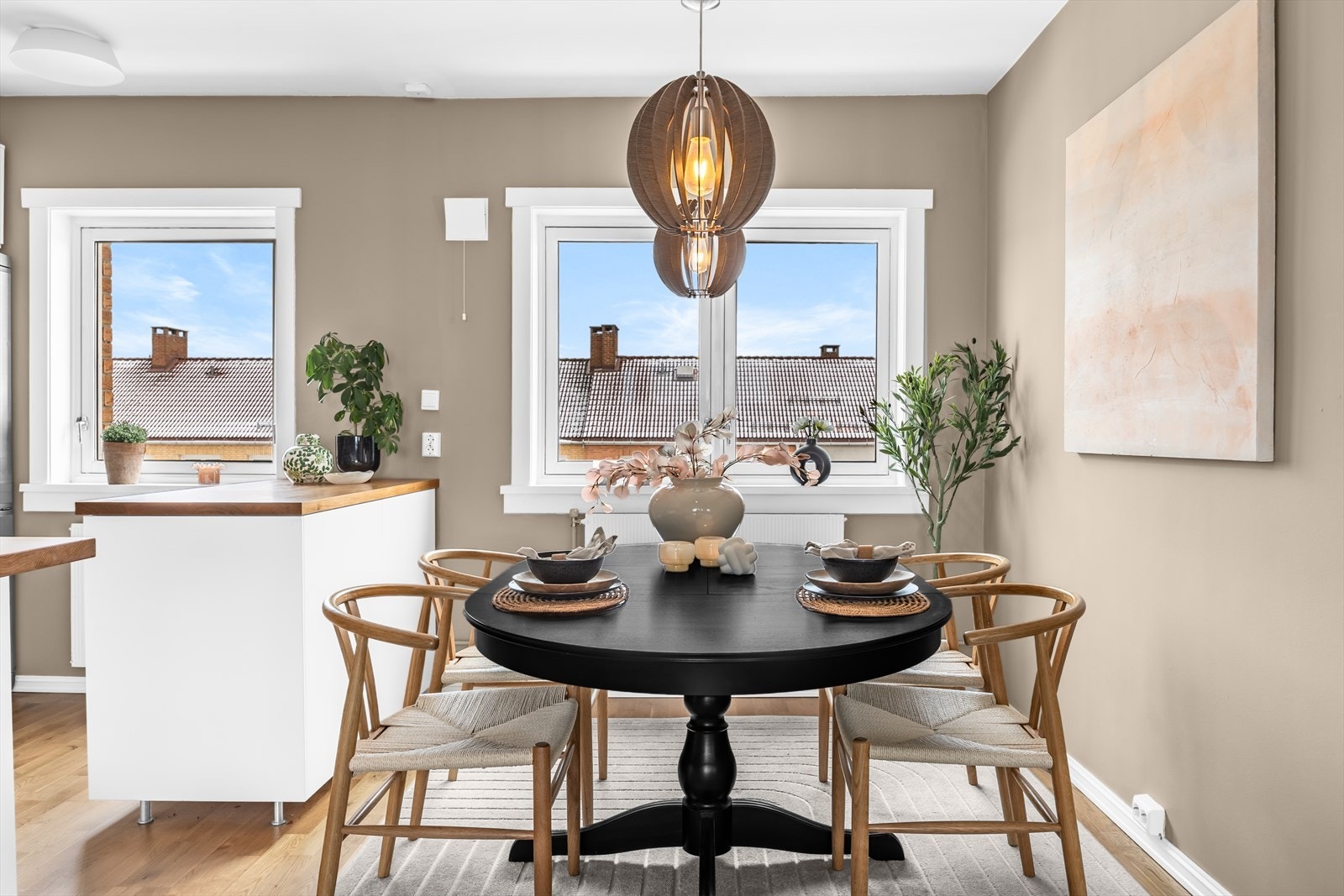 Det var opprinnelig en vegg mellom kjøkkenet og spisesonen, som er blitt fjernet for å skape en åpen og praktisk løsning mellom rommene. Galleribilde