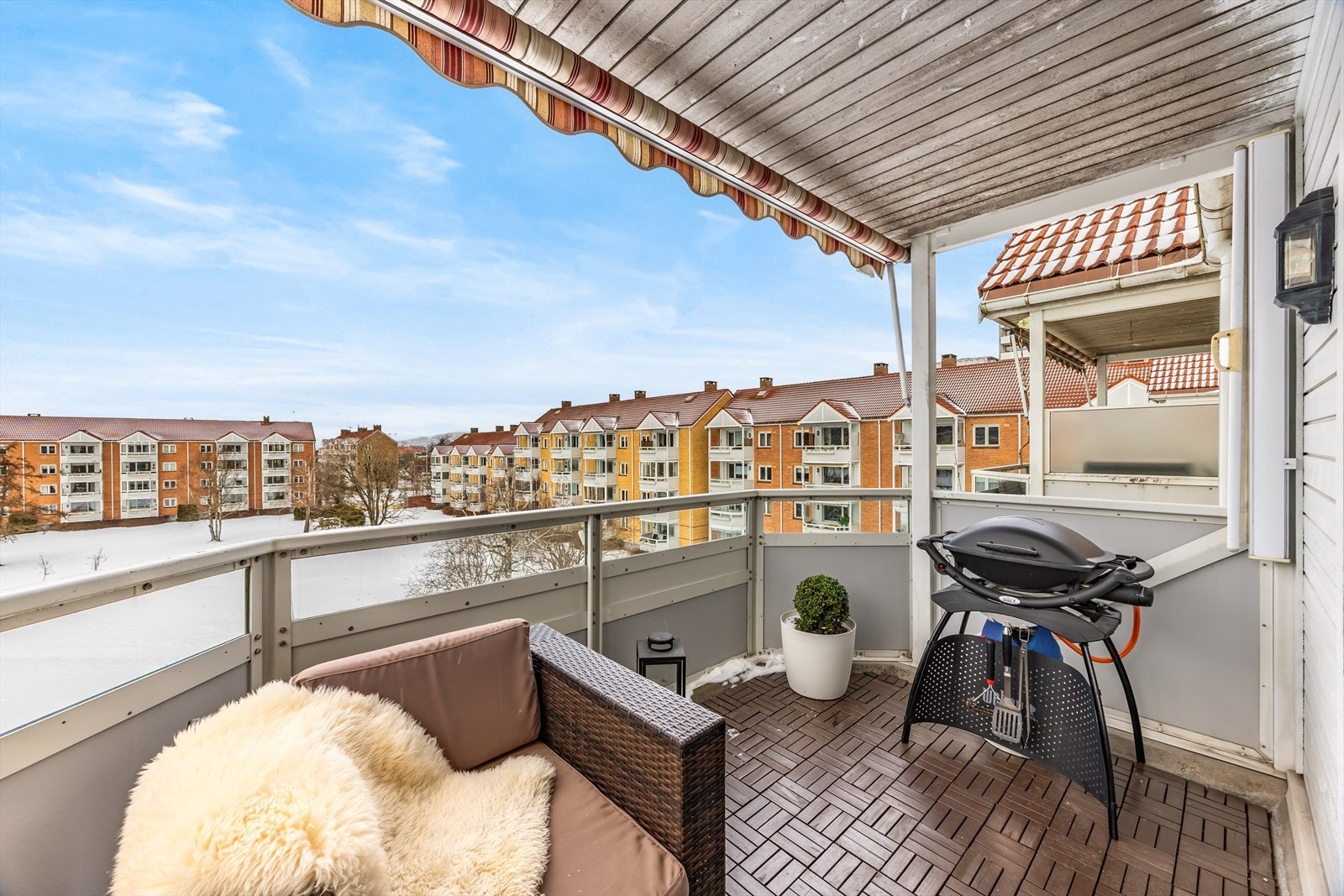 Balkongen har god plass til utemøbler og gir en fin utsikt over nærområdet. Galleribilde