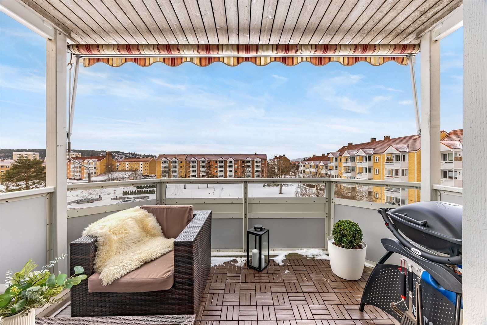 Fra stuen er det utgang til en romslig, nordvestvendt balkong på 9 m² med hyggelig utsyn. Galleribilde