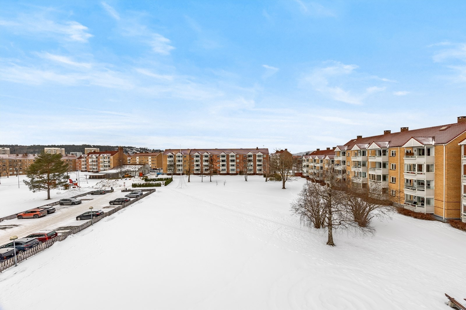 Utsikt over område med store, åpne fellesarealer. Galleribilde