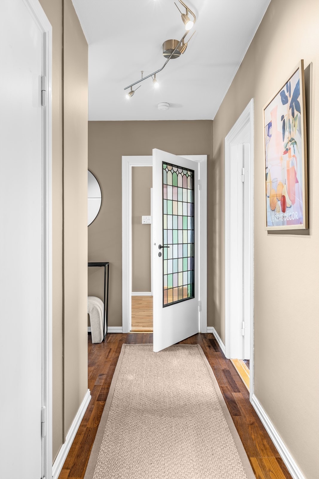 En pen entré ønsker deg velkommen inn, med adkomst til leilighetens øvrige rom. Galleribilde