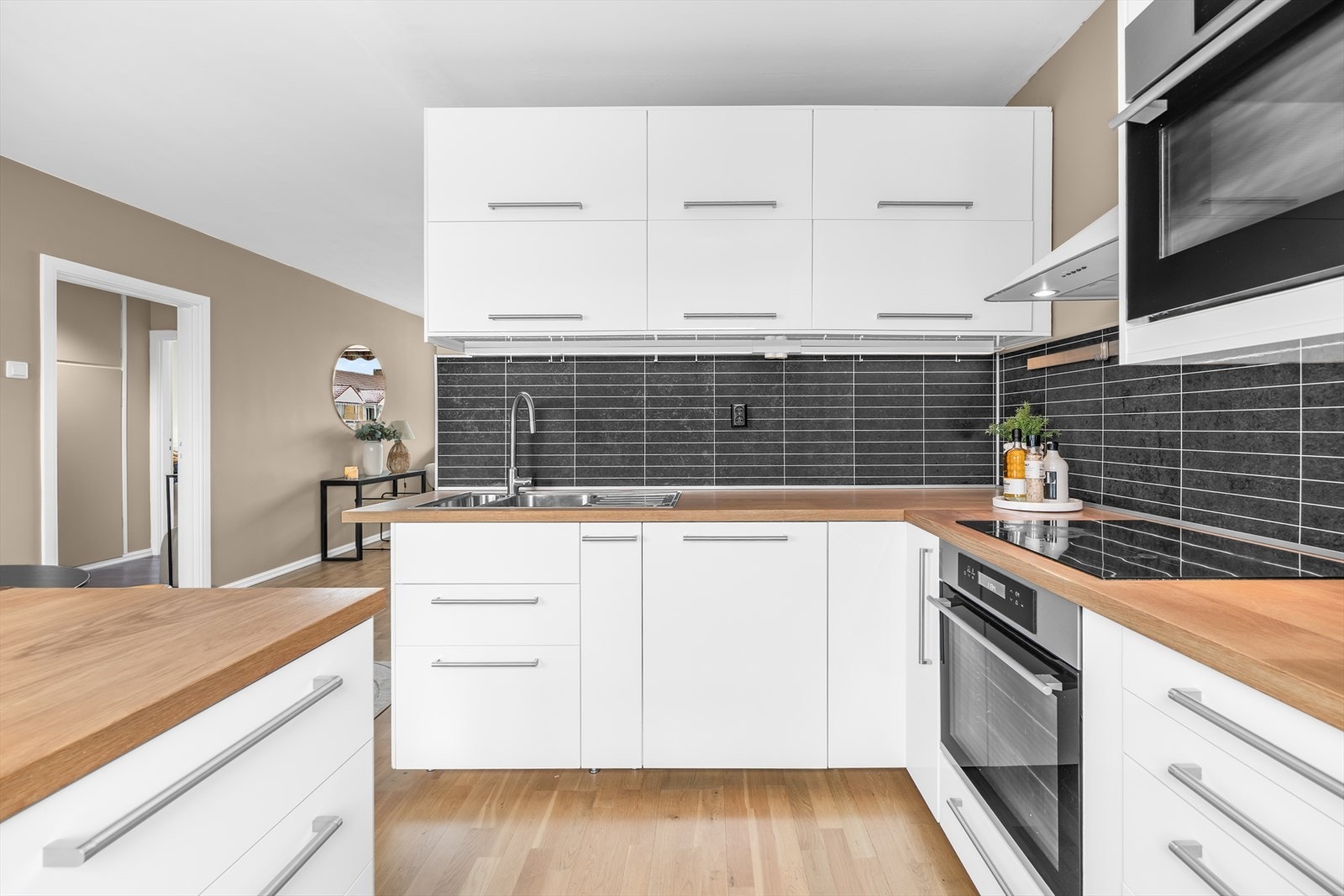 Innredningen er utstyrt med integrert platetopp, stekeovn og oppvaskmaskin. Hvitevarer medfølger boligen ved salg. Galleribilde