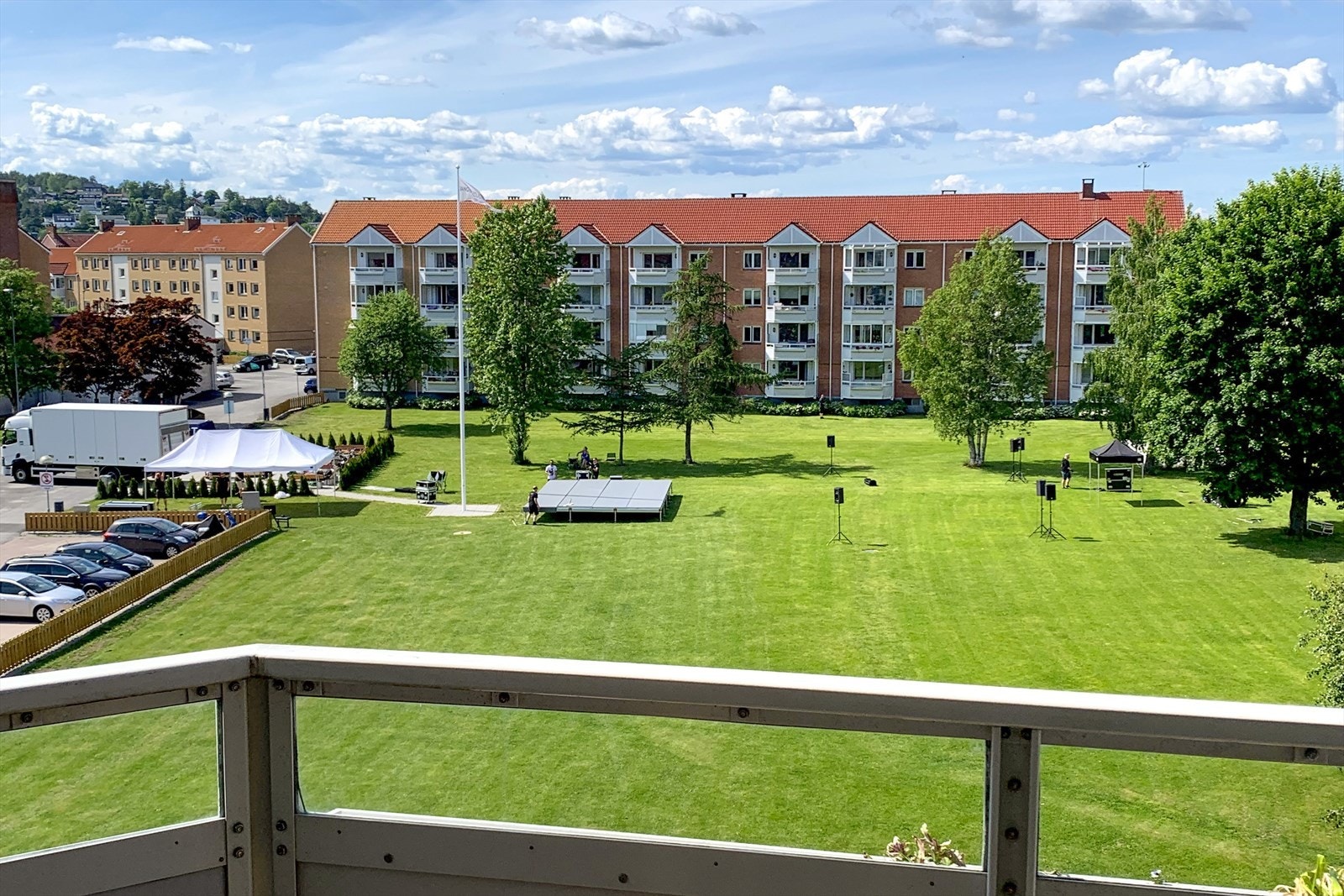 Borettslaget har velholdte grøntområder mellom bebyggelsen. Her med utsikt fra balkongen på sommerstid. Galleribilde