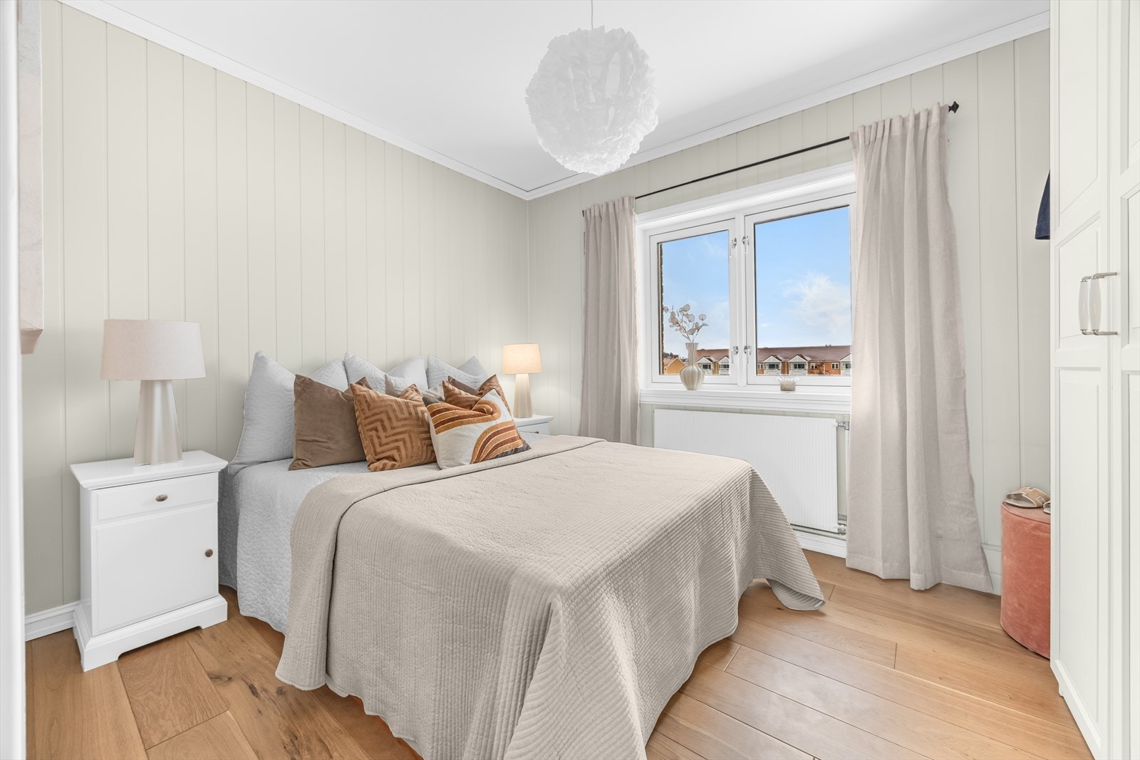 Leiligheten har to soverom av god størrelse - begge på hver sin side av entréen Galleribilde