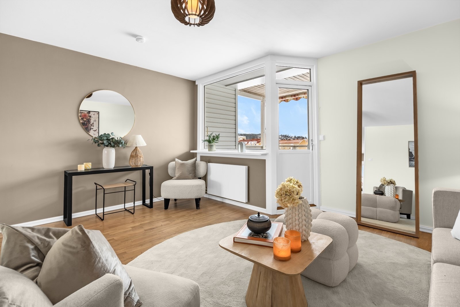 Stuen er et lyst og luftig rom med god plass til en større sofagruppe. Galleribilde