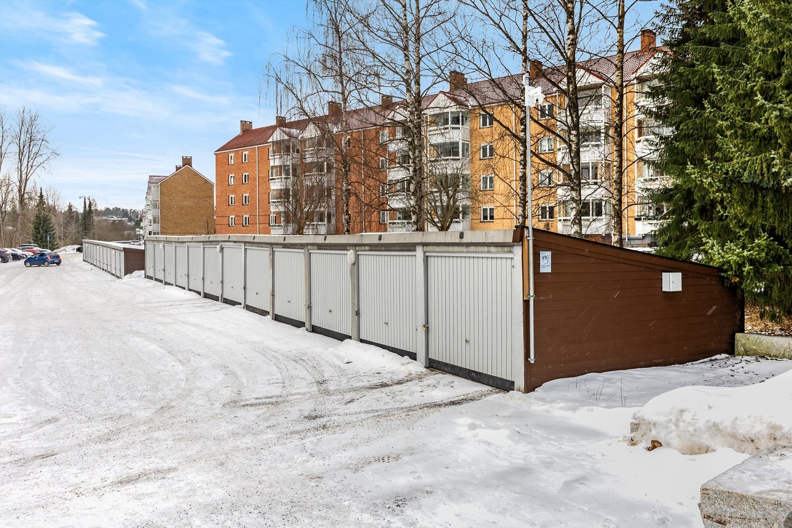 Selger eier i dag en garasjeplass i Manglerudjordet garasjelag. Denne kan kjøpes om ønskelig. Se salgsoppgaven for mer info. Galleribilde